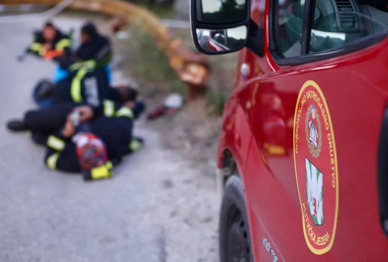 Jutro nakon buktinje: Premoreni heroji obranili kuće pa zaspali na cesti