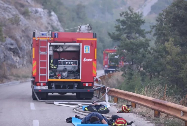 Jutro nakon buktinje: Premoreni heroji obranili kuće pa zaspali na cesti