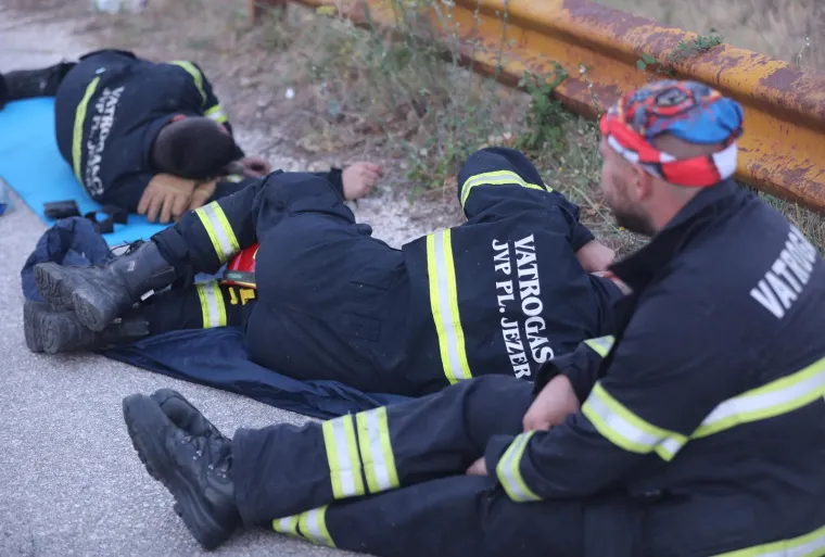 Jutro nakon buktinje: Premoreni heroji obranili kuće pa zaspali na cesti