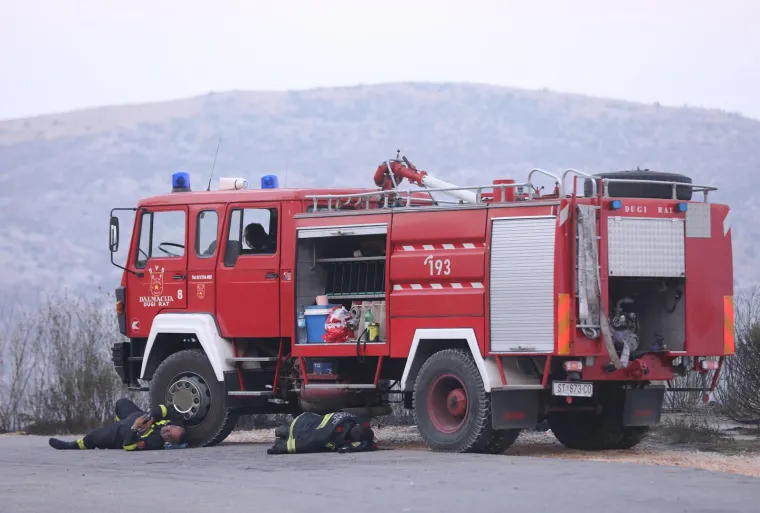 Jutro nakon buktinje: Premoreni heroji obranili kuće pa zaspali na cesti