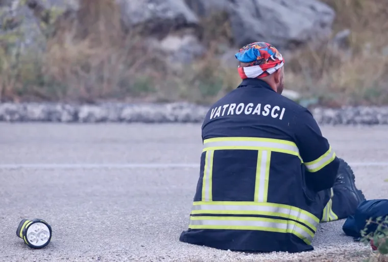 Jutro nakon buktinje: Premoreni heroji obranili kuće pa zaspali na cesti
