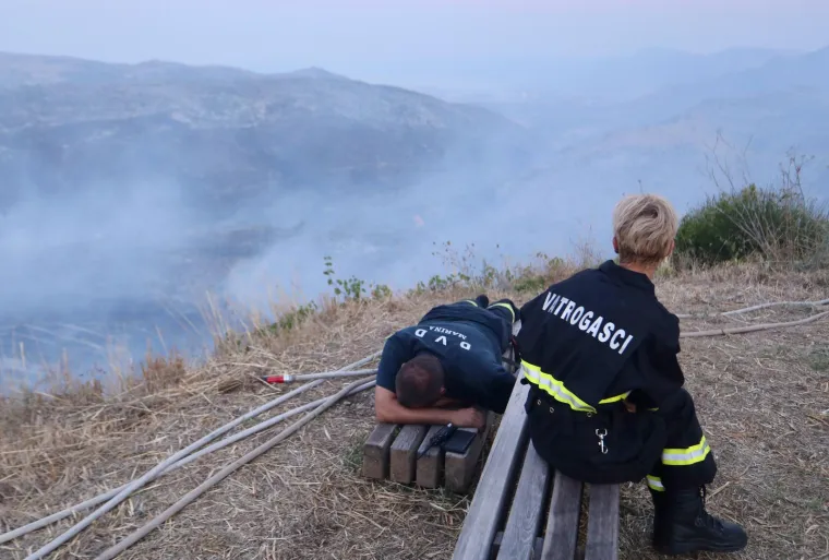Jutro nakon buktinje: Premoreni heroji obranili kuće pa zaspali na cesti