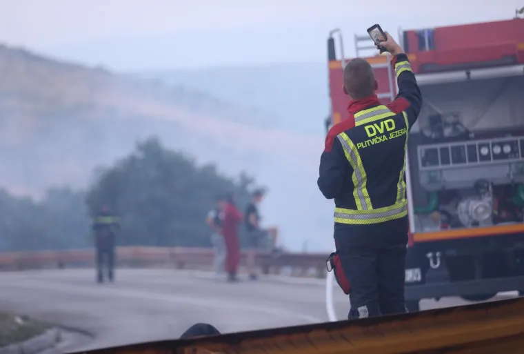 Jutro nakon buktinje: Premoreni heroji obranili kuće pa zaspali na cesti