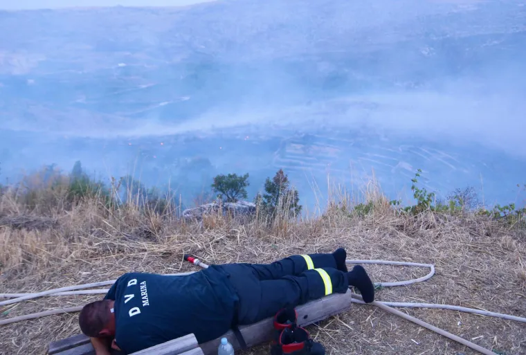 Jutro nakon buktinje: Premoreni heroji obranili kuće pa zaspali na cesti