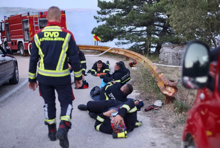 Jutro nakon buktinje: Premoreni heroji obranili kuće pa zaspali na cesti