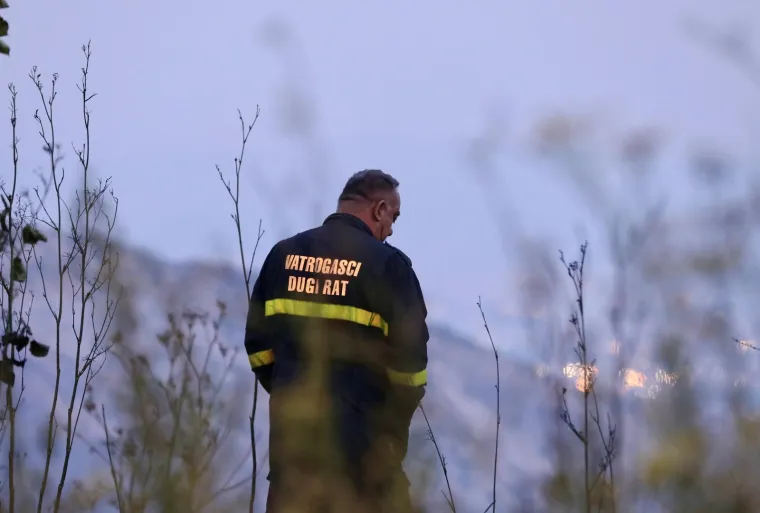 Jutro nakon buktinje: Premoreni heroji obranili kuće pa zaspali na cesti