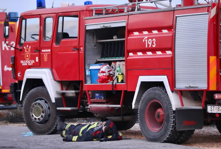 Jutro nakon buktinje: Premoreni heroji obranili kuće pa zaspali na cesti