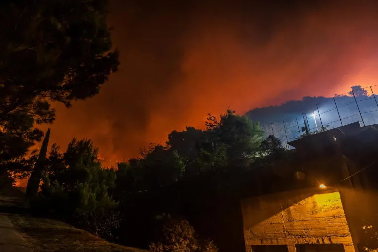 Iako se činilo da se buktinja primirila i da je stvar pod kontrolom, sve se naglo razbuktalo iza 21 sat. Požar koji je bio pod kontrolom aktivirao se zbog jačanja bure.