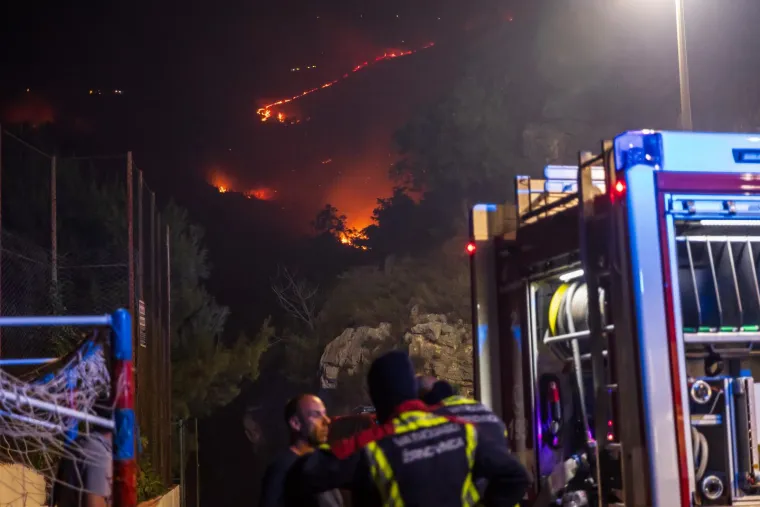 Radi se o te&scaron;ko pristupačnom terenu &scaron;to otežava pristup vatrogascima lokaciji.