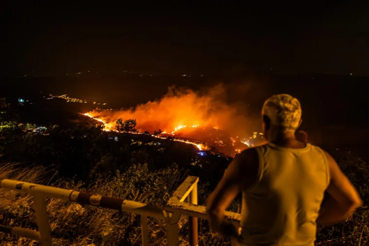  Veliki broj vatrogasaca se  dobro rasporedio, uz organizirane mje&scaron;tane. "Bit će duga noć", rekao je za Dalmatinski portal prvi čovjek Žrnovnice.