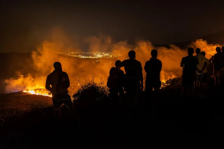 Jutro nakon buktinje: Premoreni heroji obranili kuće pa zaspali na cesti