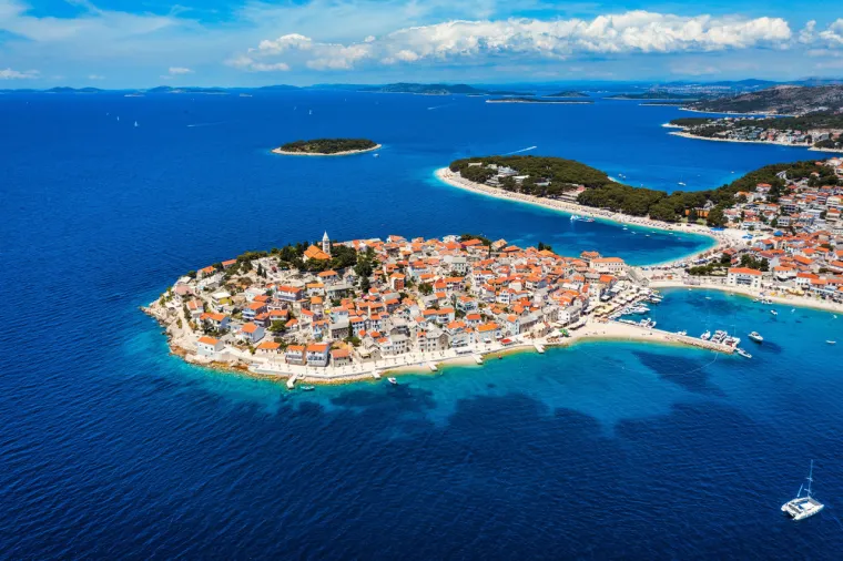 Primošten je smješten između Šibenika i Trogira na dalmatinskoj obali, a zauzeo je treće mjesto na listi zahvaljujući jednoj od najdužih plaža u Hrvatskoj, piše britanski The Sun.