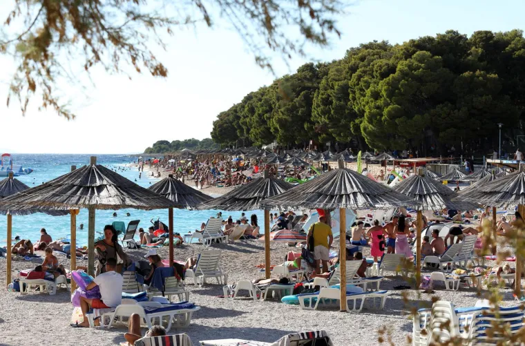 Prije 16. stoljeća Primošten je bio poluotok koji je bio odvojen od kopna.