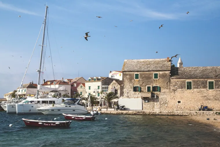 Grad je zbog svog jedinstvenog oblika opisan kao &quot;skriveni dragulj&quot; za turiste, a na portalu Croatia Tourism su napisali: &quot;Ako se vozite automobilom hrvatskom cestom D8 između Rogoznice i Šibenika, teško da ćete ne primijetiti mali poluotok s jedinstvenim oblikom&quot;.