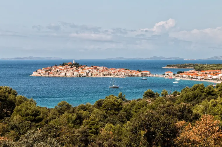 &quot;Primošten je prekrasan i šarmantan gradić koji postaje brzo rastuća hrvatska turistička destinacija, odličan je za posjetitelje koji traže mirno mjesto za odmor.&quot;