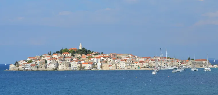 &quot;Ipak, Primoštenu ne nedostaje živosti velikih destinacija&quot;, istaknuli su.