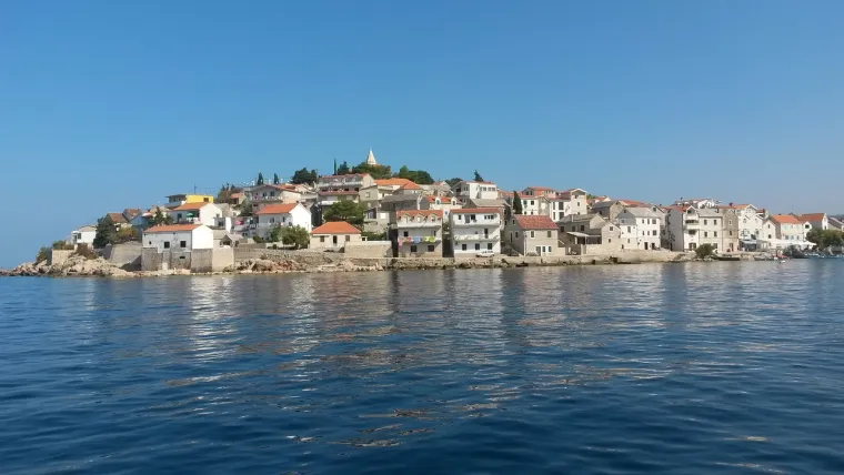 Britanci koji putuju u Primošten trebali bi se zaputiti prema Starom gradu, s vratima koja su dio starih obrambenih zidina.