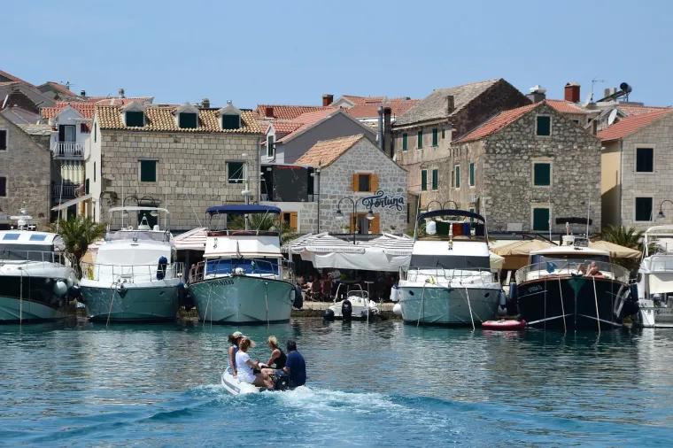 Stari grad je labirint uskih uličica, koje vode do crkve Svetog Jurja, za koju kažu da je najviša točka u gradu.