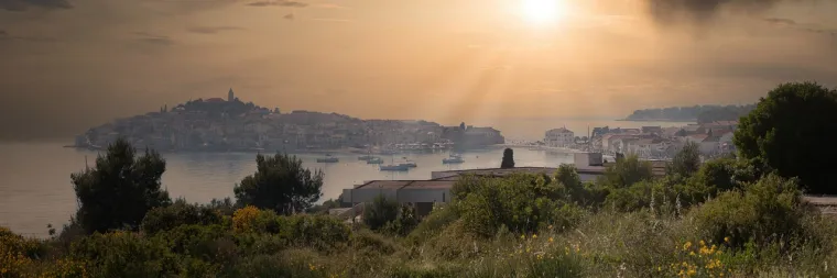 Tu su i brojna druga slikovita i bajkovita mjesta, poput kipa Ribara s mačkom, za koji se vjeruje da predstavlja primoštensku svakodnevicu.