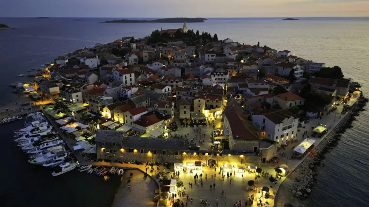 Osim po kipovima i predivnim vidikovcima, Primošten je poznat po svojoj plaži.