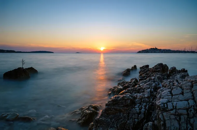 Primošten ima više od 19 kilometara plaža, poput plaže Mala Raduča na kojoj su brojni barovi i restorani, a možete se baviti i vodenim sportovima.