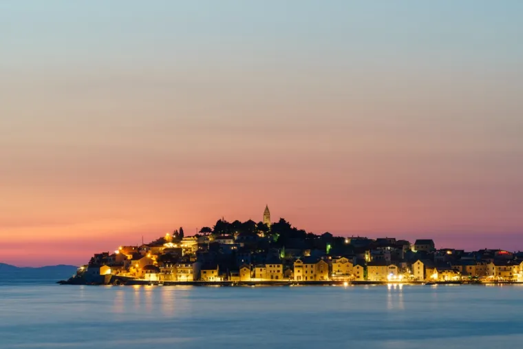 Plaža Mala Raduča jedna je od najdužih plaža u Hrvatskoj, a zapravo se nalazi sa sjeverne strane poluotoka Raduča.