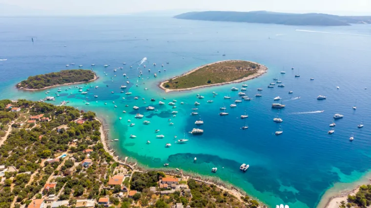 Jedna od glavnih atrakcija otoka je uvala Krknjaši, poznata i kao hrvatska Plava laguna, koja se nalazi na krajnjoj strani otoka.