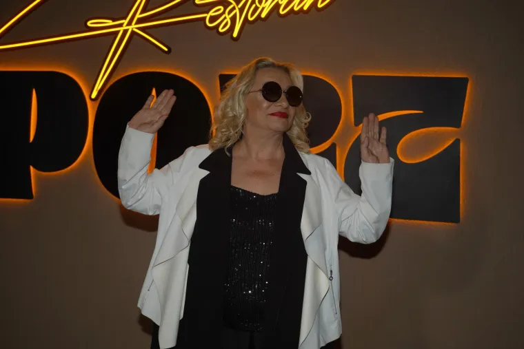 'Negdje s proljeća 1975. godine, odlazeći iz Beča za Beograd, gdje sam trebala snimiti svoju prvu ploču, rekla sam mu da ću se vratiti. Da ću se brzo vratiti. Petnaestak godina kasnije, sjedili smo u jednom bečkom elitnom restoranu, a Peter me je pitao: 'Jesi li se sada konačno vratila?'', prisjetila se Vesna.

