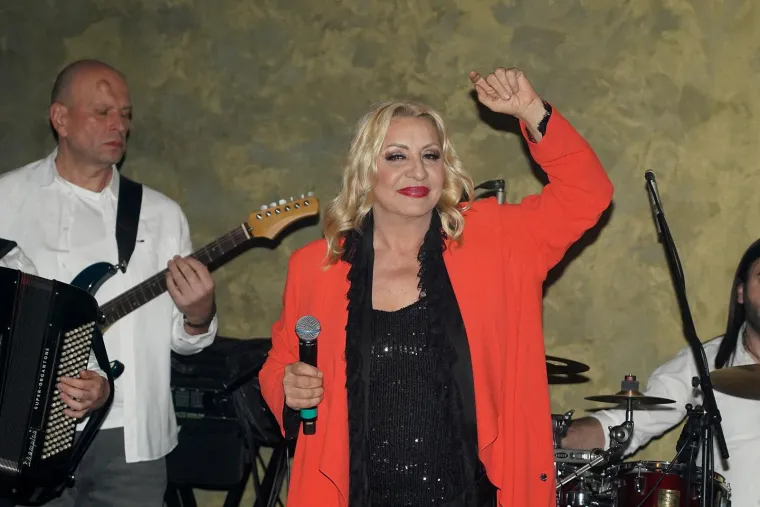 Znate li tko je zvijezda s fotke? Pjevačica se s godinama drastično promijenila