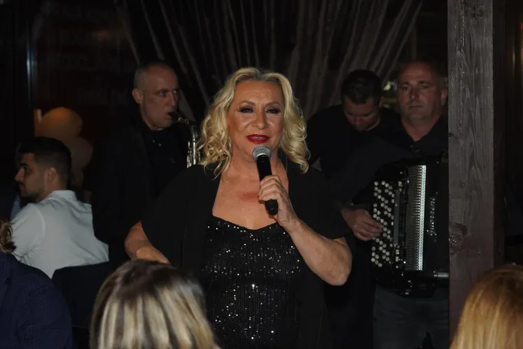 Usprkos zavidnoj karijeri, imala je problema s alkoholom: "Izgubila sam puno prijatelja u vrijeme kad sam pila. Bilo je ljudi koji se nisu slagali s tim i nisu mi davali podr&scaron;ku, naprotiv. Svatko tko mi je pričao ne&scaron;to za moje dobro pro&scaron;ao je kao bos po trnju jer nisam htjela slu&scaron;ati. Mislila sam da sam najpametnija i govorila sam: 'Ma &scaron;to tko meni ima pričati &scaron;to ću raditi u životu. Svađala sam se s prijateljima kad god bi mi skretali pažnju na taj gadan porok", kazala je jednom prilikom. 