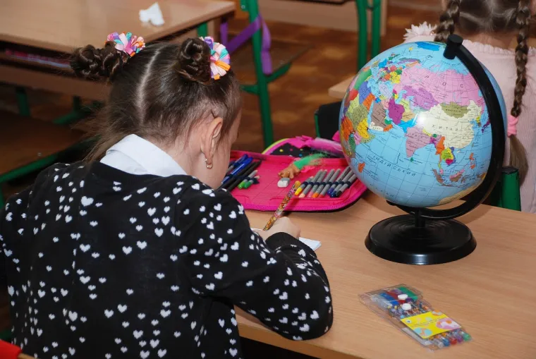 Potičite dijete da samostalno rješava jednostavne zadatke kako bi se osjećalo samopouzdano u školi.
