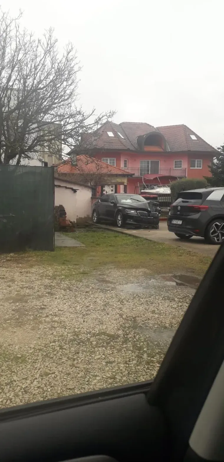 Na mjestu nesreće vidjeli su Dekanića kako izlazi iz auta s vozačevog mjesta i vidno pijan. Kažu da je &quot;doslovce ispao iz auta&quot; i molio da se ne zove policija, &quot;da će se sve riješiti&quot;. Svjedoci su nam ispričali i da je žena u čiji se auto zabio na neki način potiho govorila da se ne zove policija jer je riječ o županu. Da se tako dogodilo potvrdila još jedna svjedokinja. 
 U Dekanićevu verziju kobne večeri posumnjao je USKOK koji je iste godine protiv njega i još pet osoba - rođaka Bičanića, policajaca i policajke te mještanke Cerne. Zbog svega je Dekanić neko vrijeme proveo u istražnom zatvoru, a optužnica je ove godine i potvrđena. 