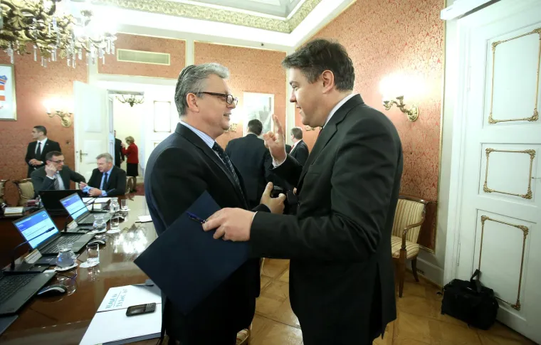 &quot;Moja savjest je u ovom slučaju pogođena time što sam napravio pogrešku da sam svog vozača pustio kući jer ga nisam želio gnjaviti da me čeka na privatnoj zabavi&quot;, pravdao se Šipuš. Tada se pisalo da je navodno popio tri čaše vina na zabavi koju je priredio njegov kolega s Muzičke akademije, no ubrzo ga je zaustavila policija u redovnoj kontroli. 