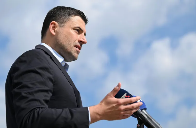 Tada saborskog zastupnika SDP-a te aktualnog šefa gradske organizacije Socijaldemokrata Davora Bernardića policija je 2016. ulovila za volanom s 0,94 promila alkohola u krvi. Policijska patrola zaustavila ga je u Amruševoj ulici, a on se nije protivio alkotestiranju.