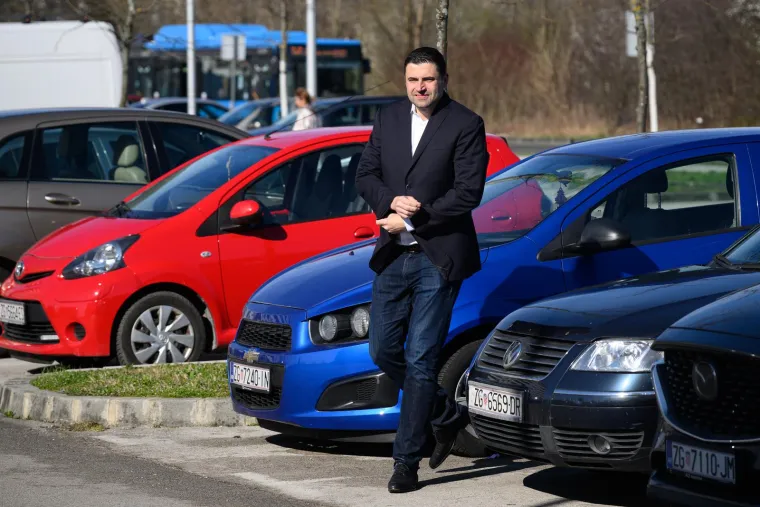 Zbog nedozvoljene kontrentracije alkohola u krvi ostao je bez vozačke dozvole te mu je uručen prekršajni nalog. I on je, kao i neki kolege s političke scene, vožnju u alkoholiziranom stanju nazvao &quot;pogreškom&quot; zbog koje &quot;žali&quot;. &quot;Koristim ovu priliku da se ispričam kao javna osoba i kao graanin. Kad se pije nema za volan. To je pravilo kojeg se uvijek držim. Sinoć nažalost nisam. Premda mi se dogodilo prvi puta, neodgovorno je. Pogriješio sam i upućujem javnu ispriku&quot;, poručio je tada Bernardić najavljujući da će snositi sve sankcije sukladno zakonu.