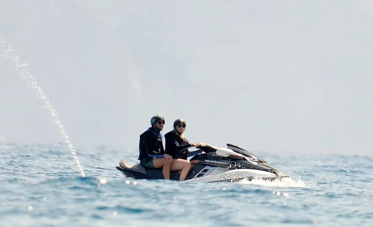 Margot Robbie pokazala trudnički trbuščić: Na jet-skiju vozila se u društvu supruga