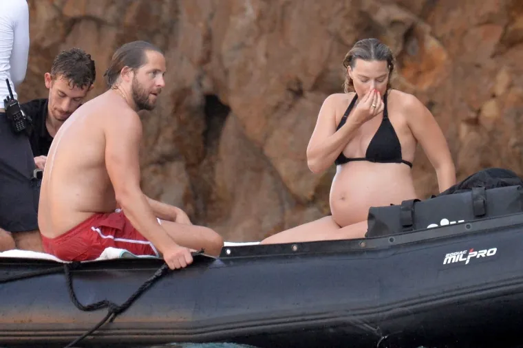 Margot Robbie pokazala trudnički trbuščić: Na jet-skiju vozila se u društvu supruga