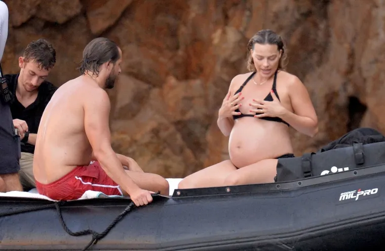 Margot Robbie pokazala trudnički trbuščić: Na jet-skiju vozila se u društvu supruga