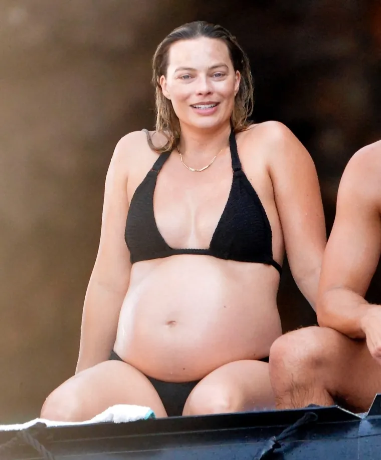 Margot Robbie pokazala trudnički trbuščić: Na jet-skiju vozila se u društvu supruga