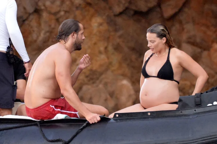 Margot Robbie pokazala trudnički trbuščić: Na jet-skiju vozila se u društvu supruga