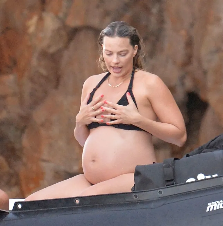 Margot Robbie pokazala trudnički trbuščić: Na jet-skiju vozila se u društvu supruga