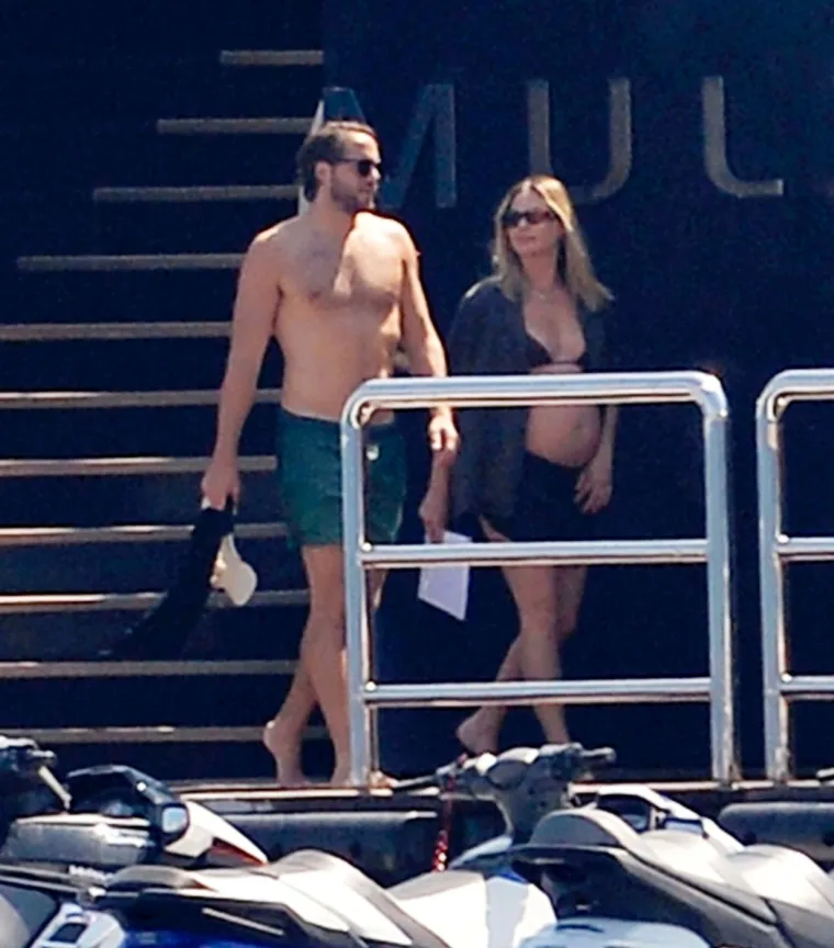 Margot Robbie pokazala trudnički trbuščić: Na jet-skiju vozila se u društvu supruga