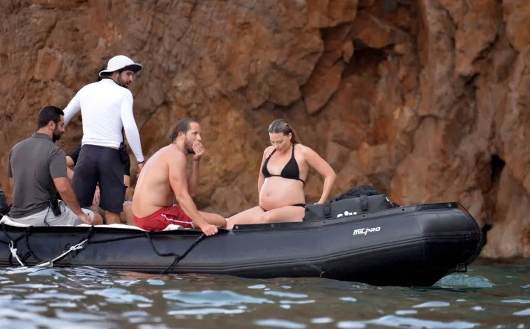 Margot Robbie pokazala trudnički trbuščić: Na jet-skiju vozila se u društvu supruga