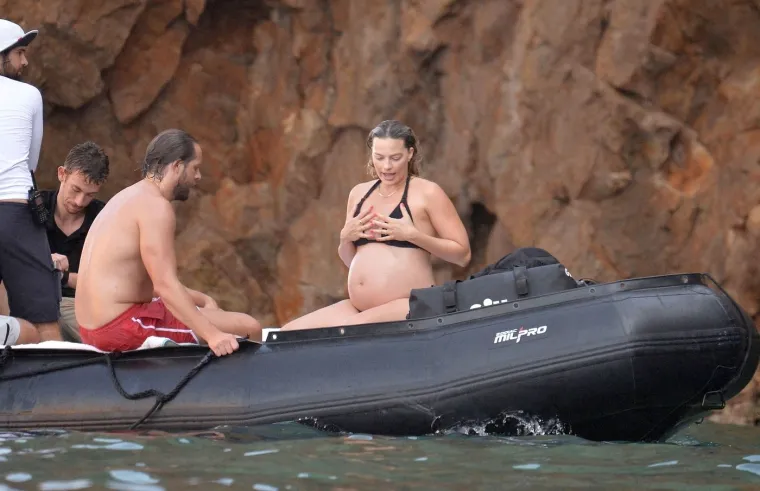 Margot Robbie pokazala trudnički trbuščić: Na jet-skiju vozila se u društvu supruga
