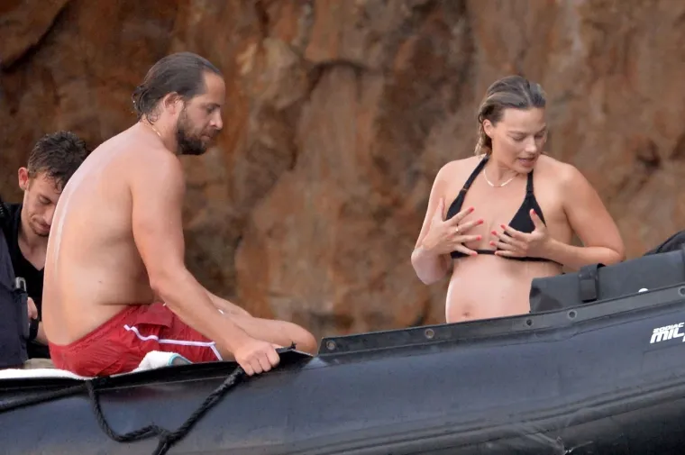 Margot Robbie pokazala trudnički trbuščić: Na jet-skiju vozila se u društvu supruga