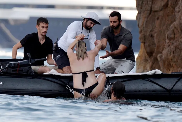 Margot Robbie pokazala trudnički trbuščić: Na jet-skiju vozila se u društvu supruga