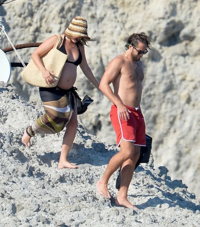 Margot Robbie pokazala trudnički trbuščić: Na jet-skiju vozila se u društvu supruga