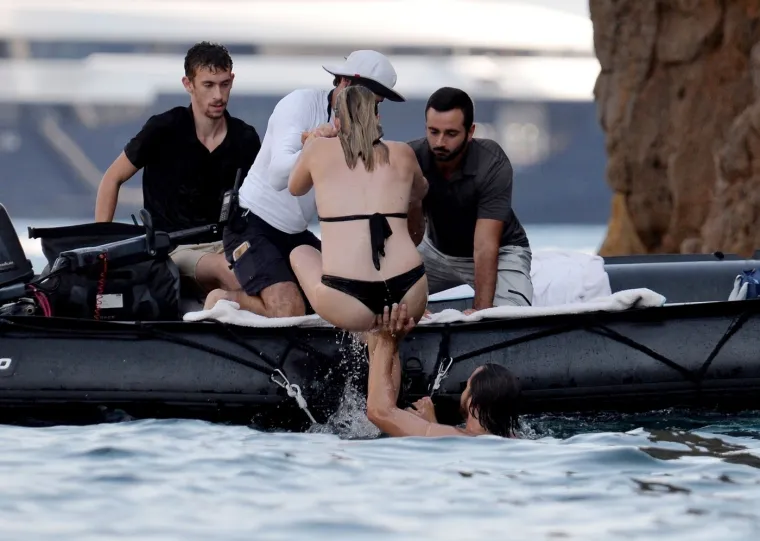 Margot Robbie pokazala trudnički trbu&scaron;čić: Na jet-skiju vozila se u dru&scaron;tvu supruga