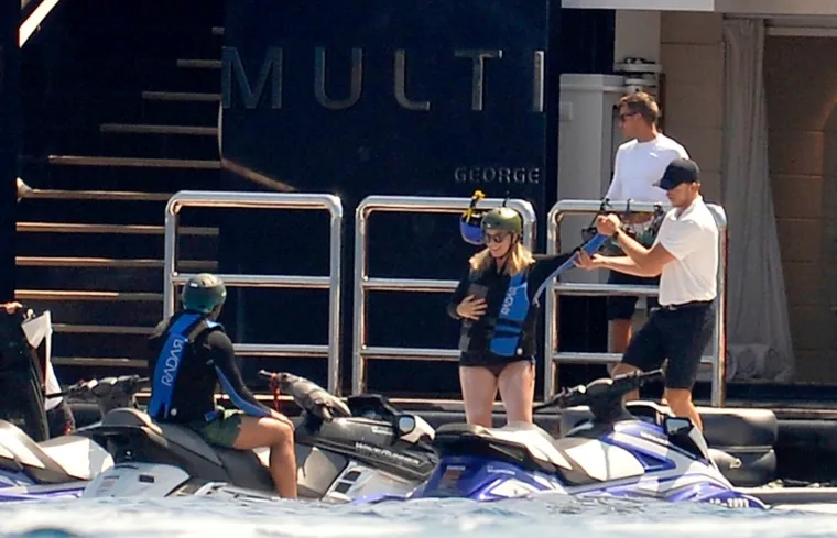 Margot Robbie pokazala trudnički trbu&scaron;čić: Na jet-skiju vozila se u dru&scaron;tvu supruga