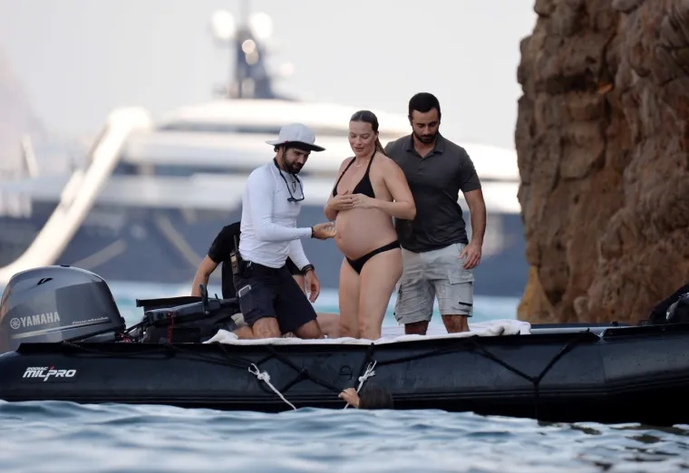 Margot Robbie pokazala trudnički trbu&scaron;čić: Na jet-skiju vozila se u dru&scaron;tvu supruga